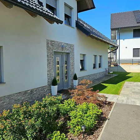 Prima Countryside Near Bled Appartamento *